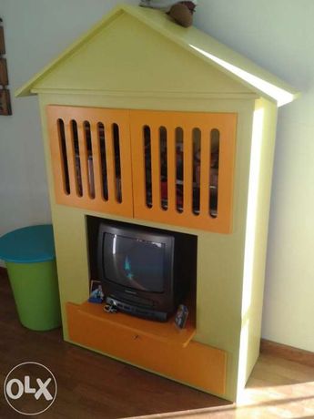 Móvel para crianças com espaço para a TV e arrumações