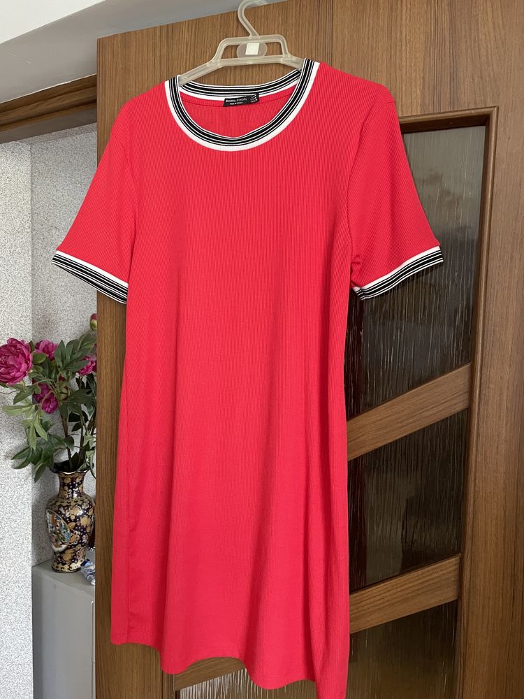 Czerwona sukienka Bershka