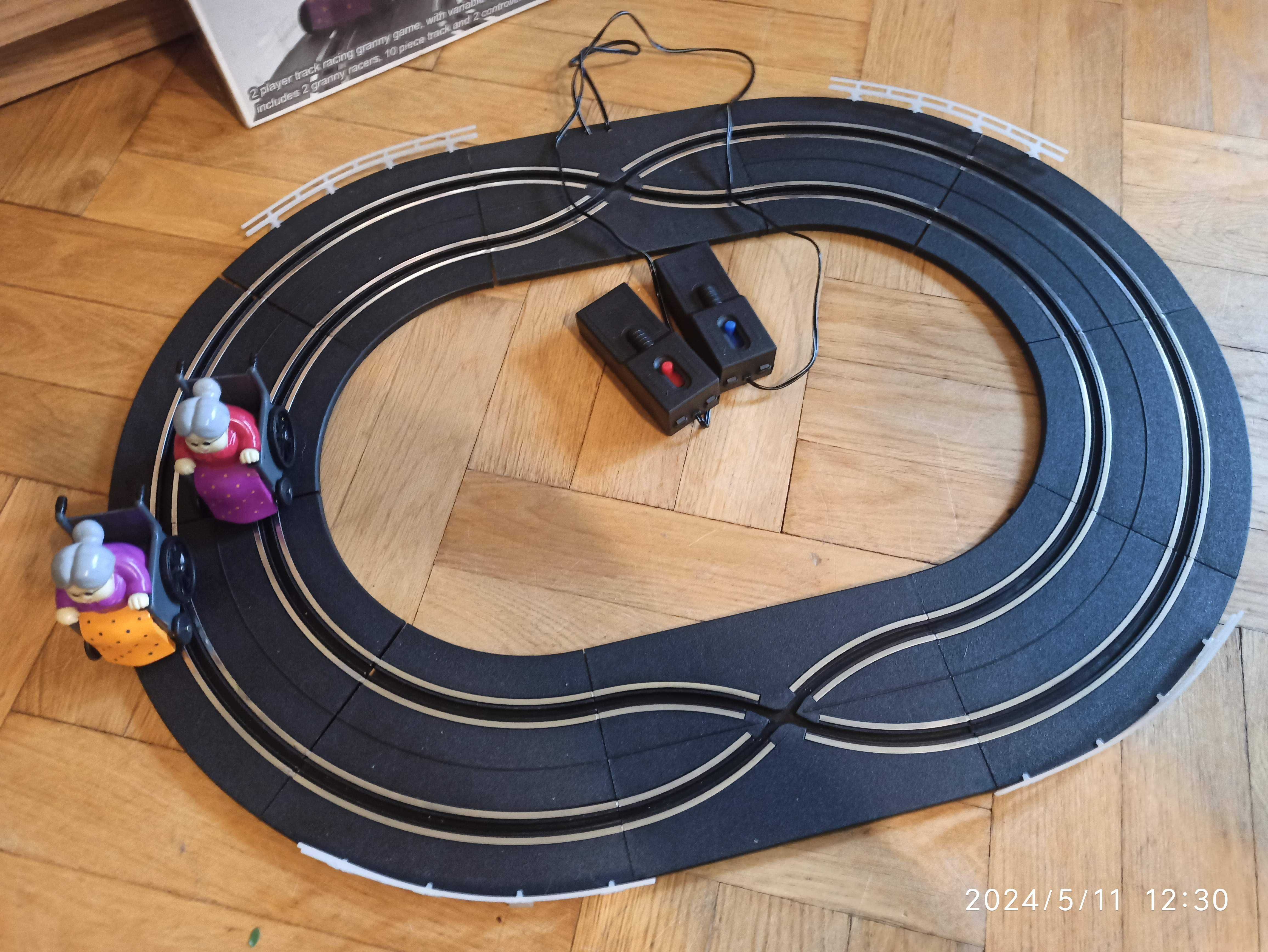 Tor wyścigowy na baterie z babciami na wózkach  GRANNY RACING