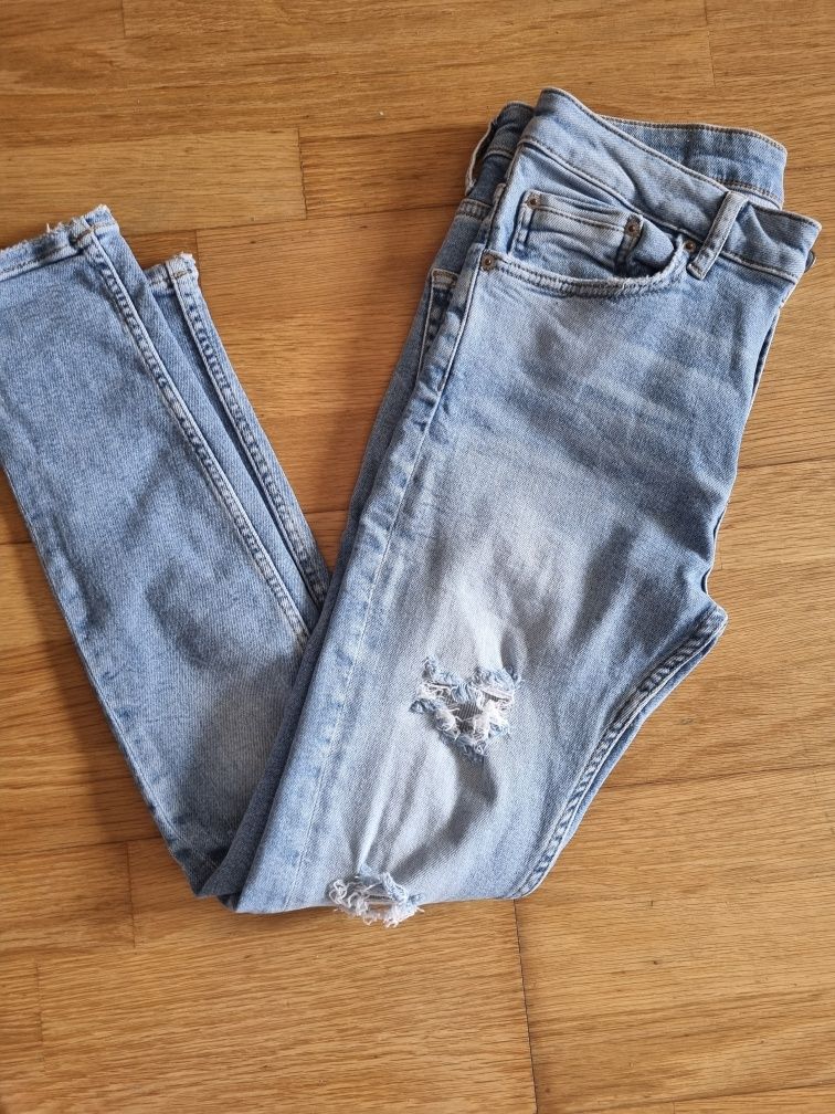 Calças de ganga Bershka  com rasgões
