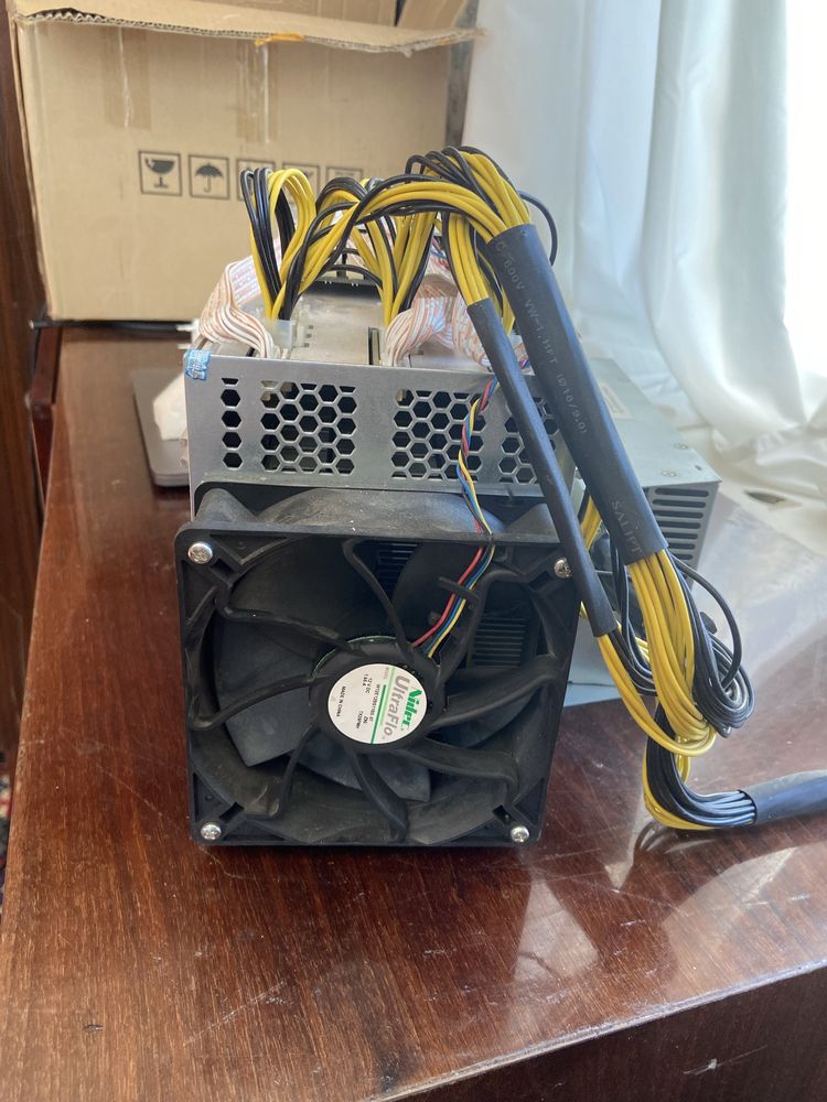 Antminer d3, майнер