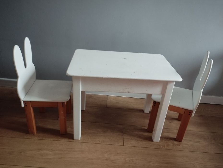 Stolik plus dwa krzesełka