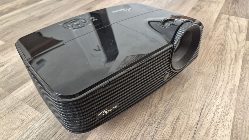 Projektor Optoma W303 – Profesjonalna jakość, mało używany