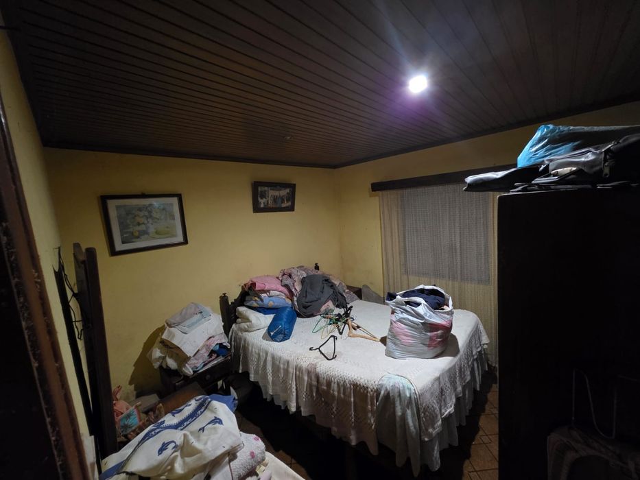 Vende se casa a precisar de obras