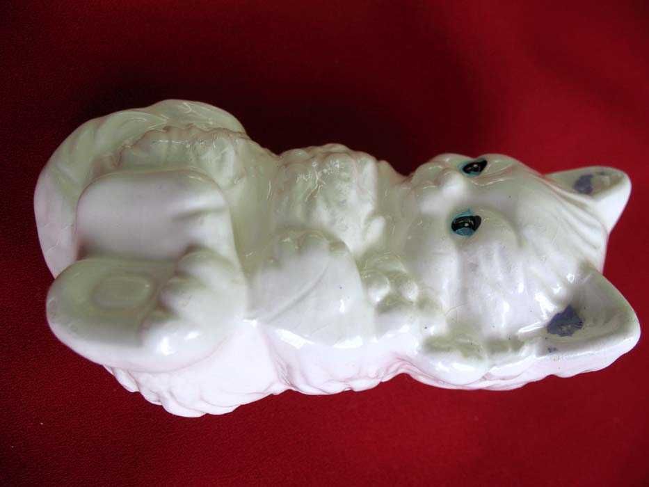 Kot - młody kociak leżący - porcelana - 5 x 10 x 5 cm