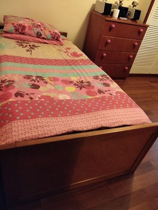 Cama e cómoda em cerejeira