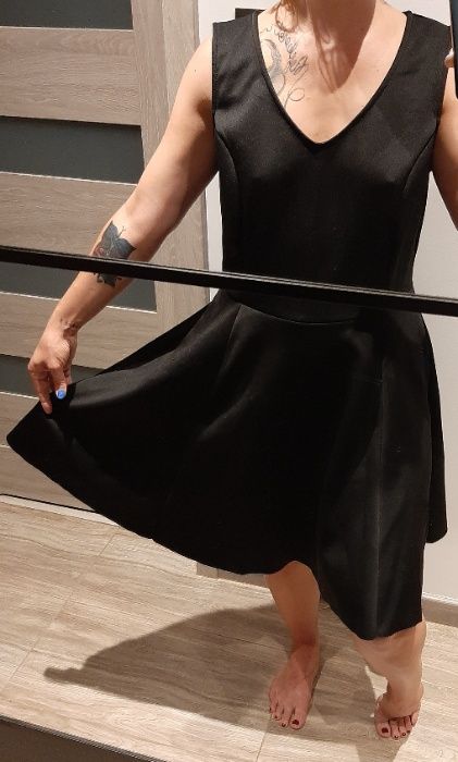Elegancka czarna rozkloszowana sukienka midi