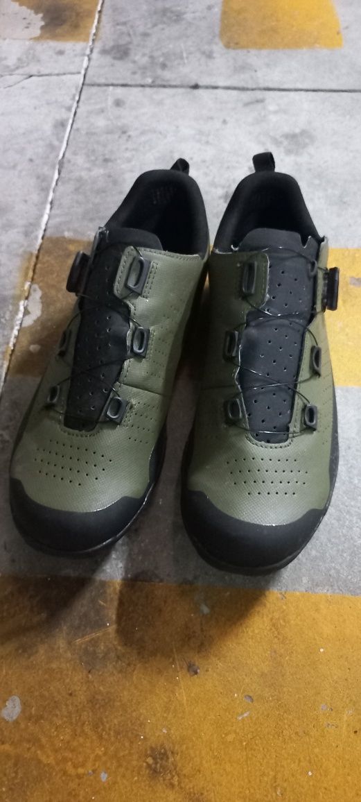 Sapatos de encaixe BTT    fi'zi:k