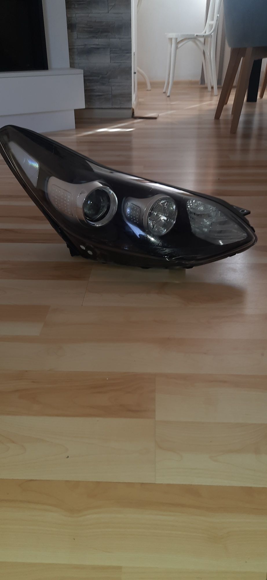 Lampa przednia Kia Sportage 4