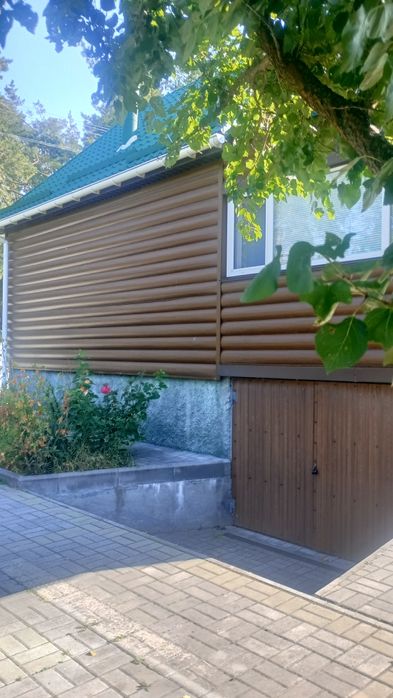 Продаж 2-поверх.чудового будинку біля водойми.