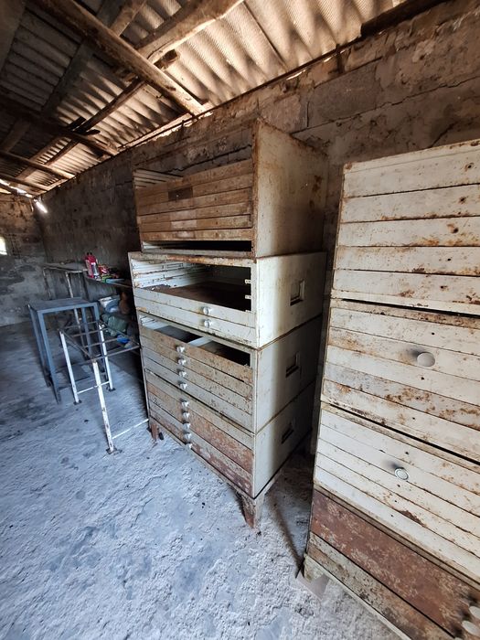 Металевий стелаж