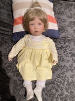 Porcelanowa Lalka ma sygnaturę z tyłu na szyji