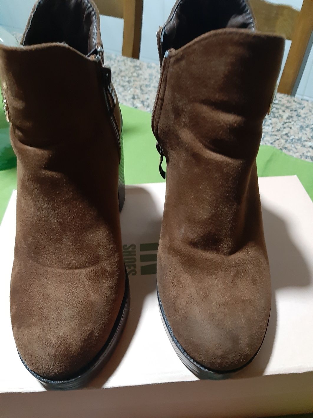 Botas castanhas tamanho 35