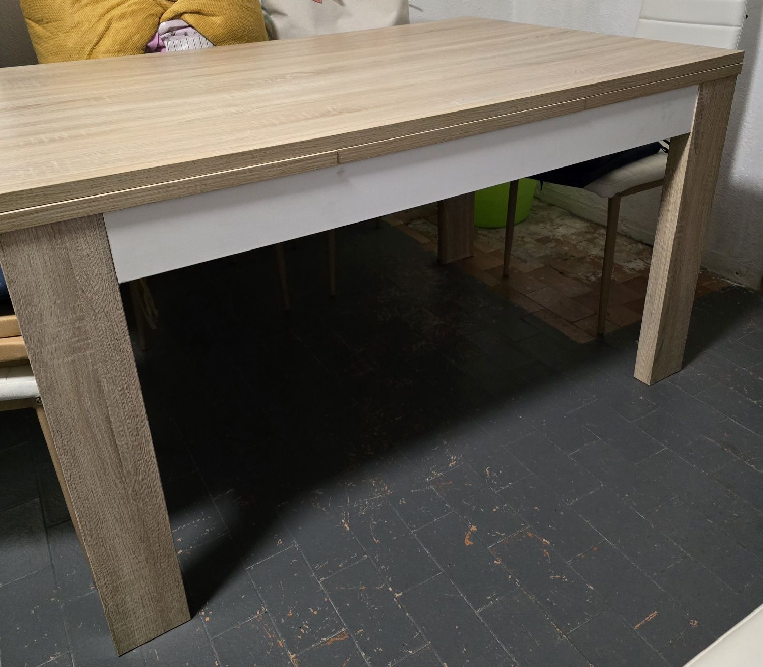 Mesa de jantar e cadeiras