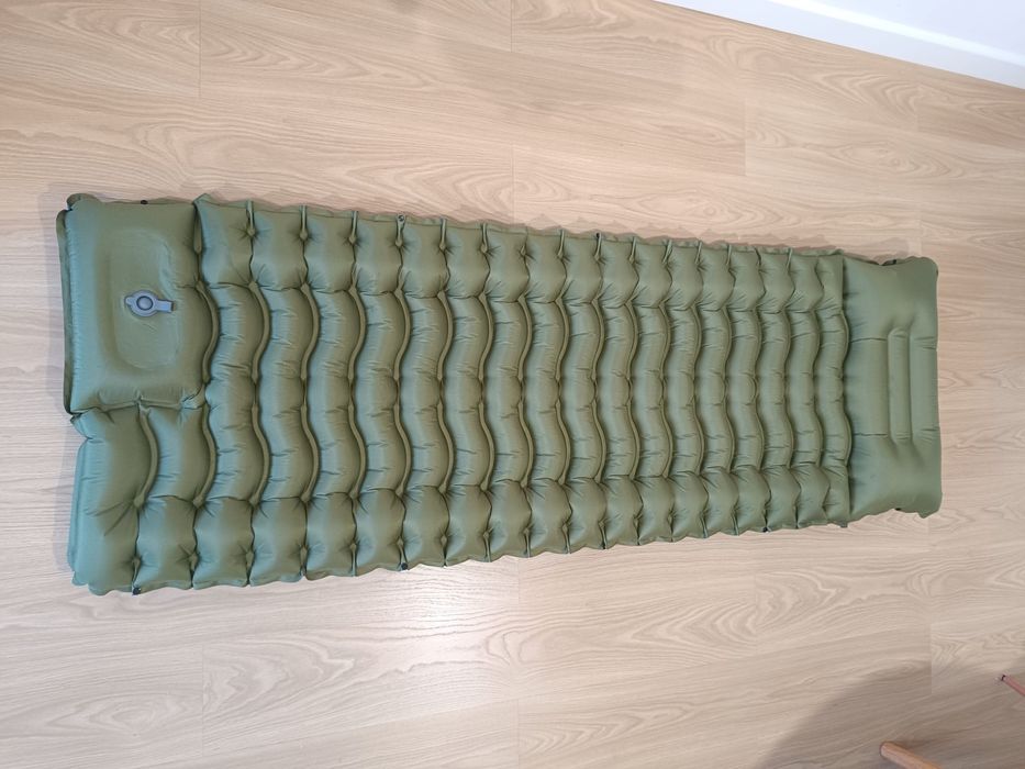 Ultralekki materac z wbudowaną pompką nożną