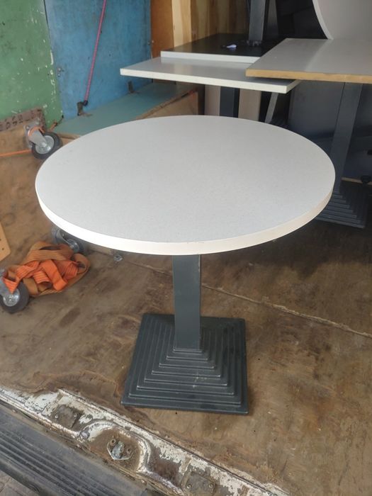 Stół na żeliwnej nodze