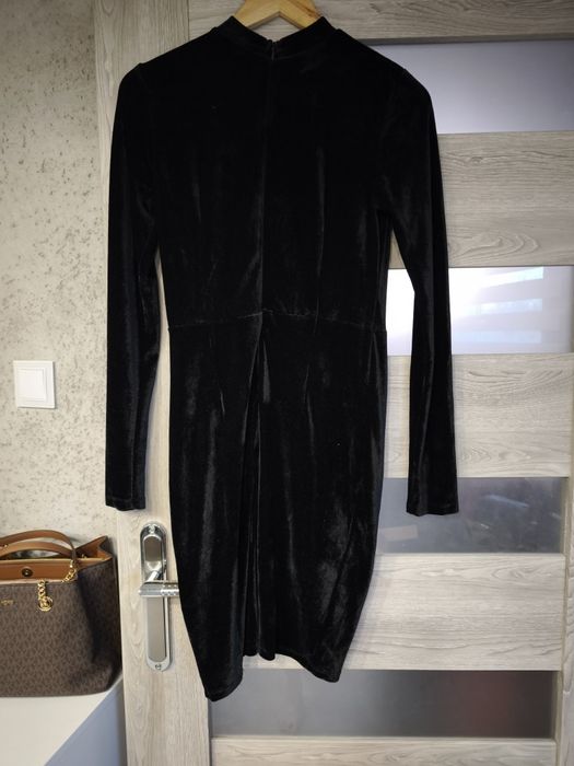 Welurowa sukienka Reserved S