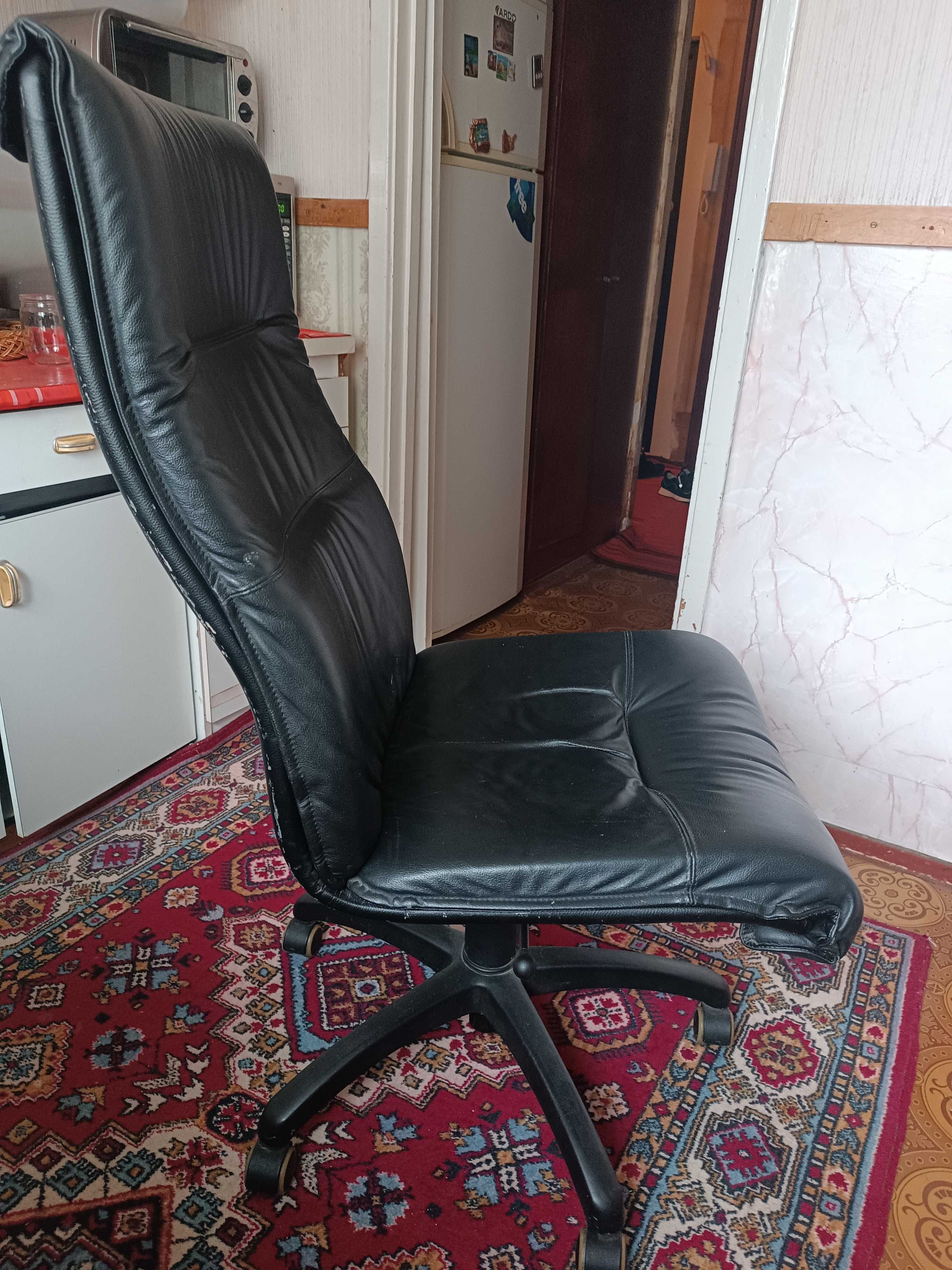 Продам офісне шкіряне крісло