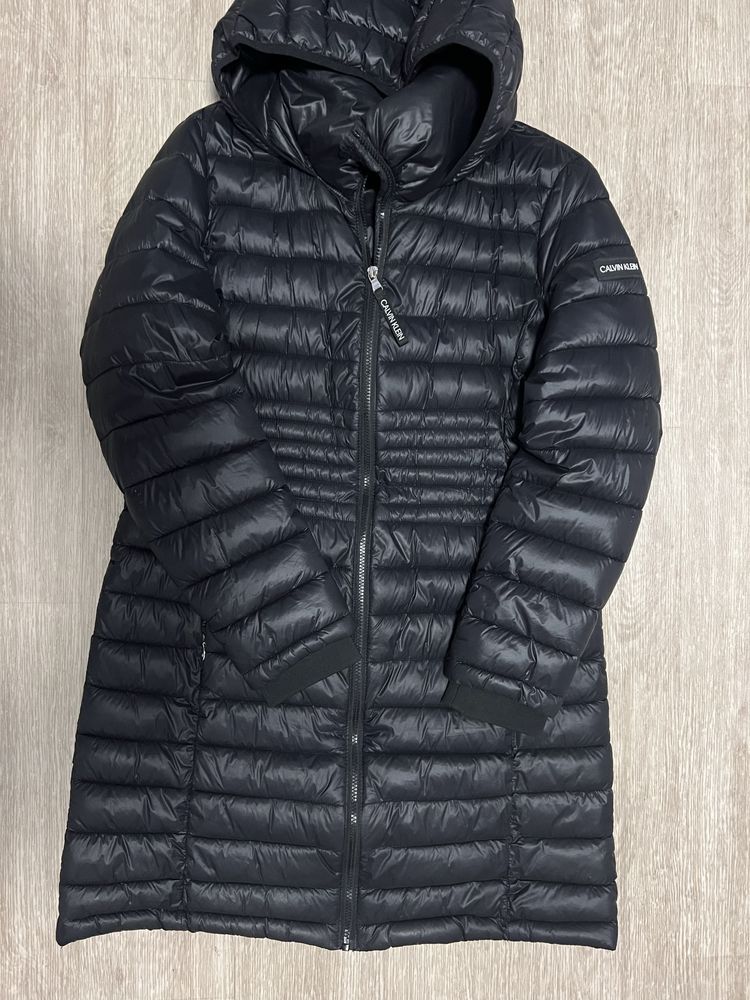 Продам довгу жіночу куртку Calvin klein