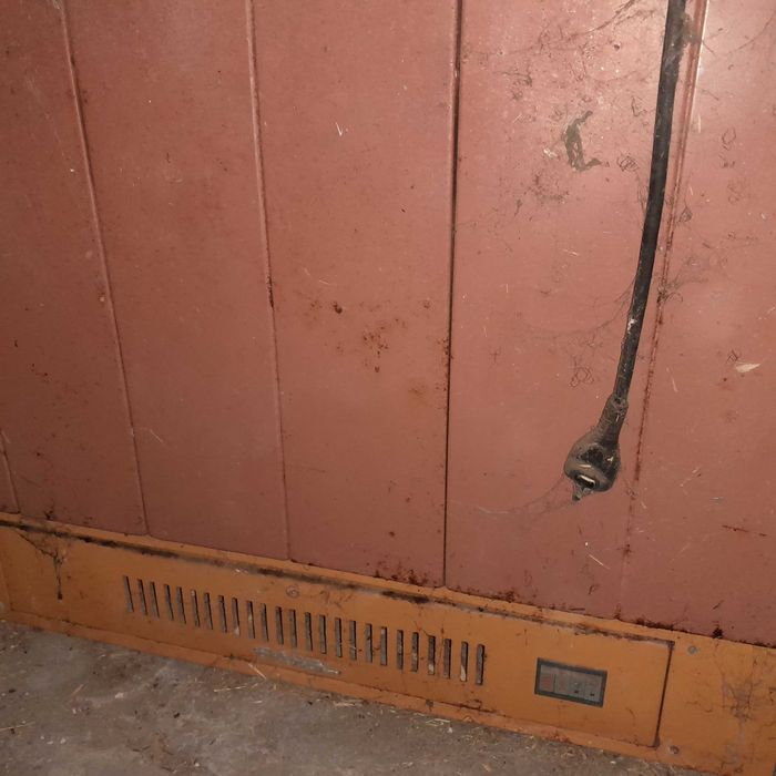 Stary piec elektryczny  szamotowy skansen