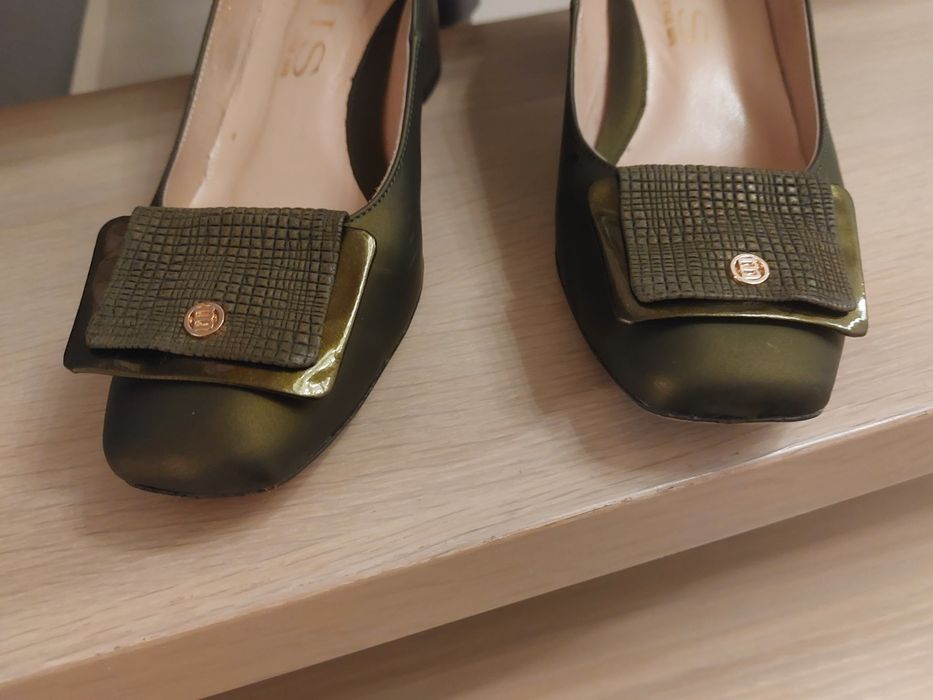 zielone czółenka z klamrą Emis