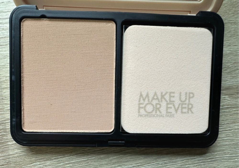 Make up for ever - rozswietlajacy podklad w pudrze