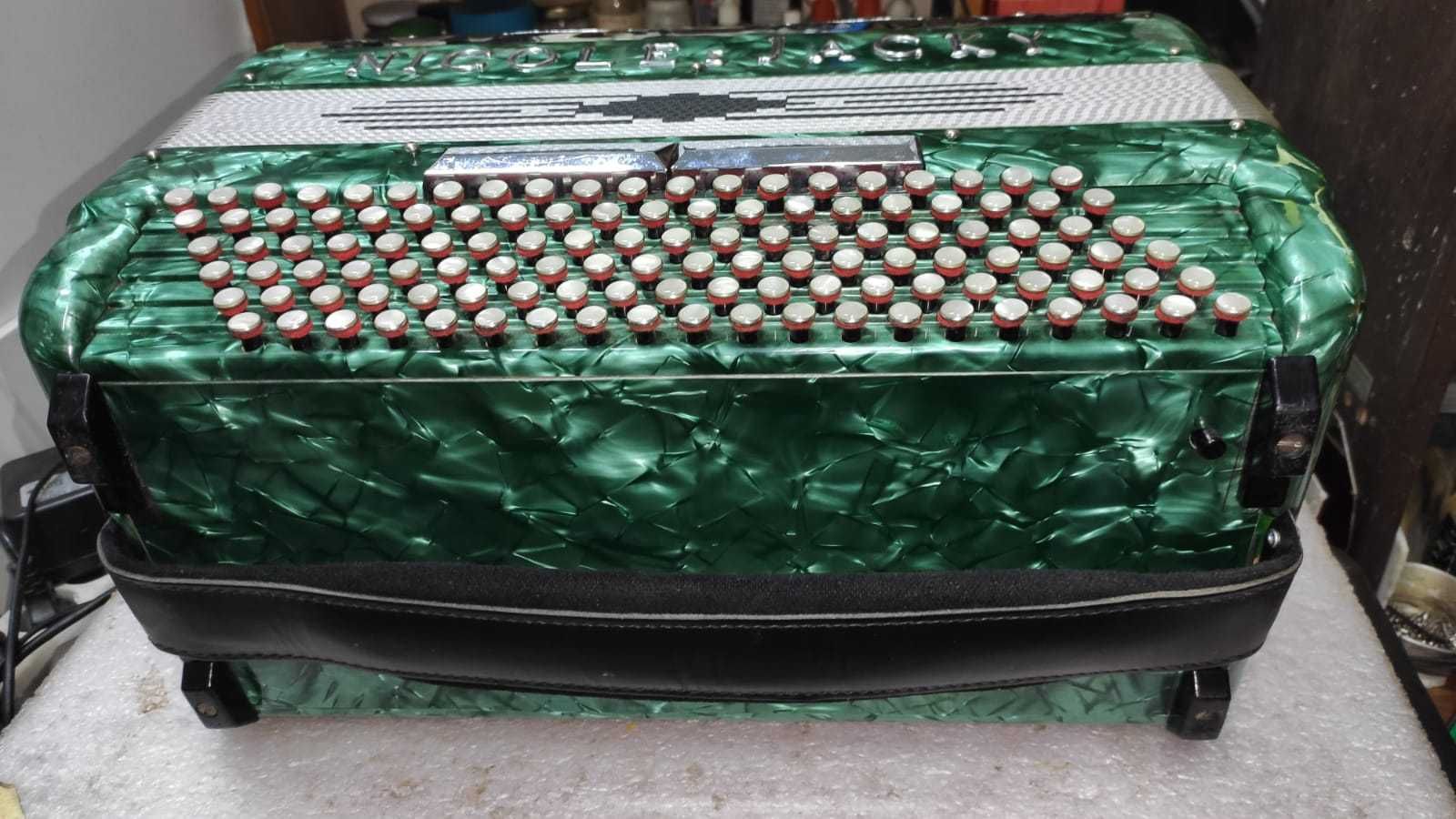 Acordeao Crucianelli 3a  Voz, 96 baixos .Made in Italy .