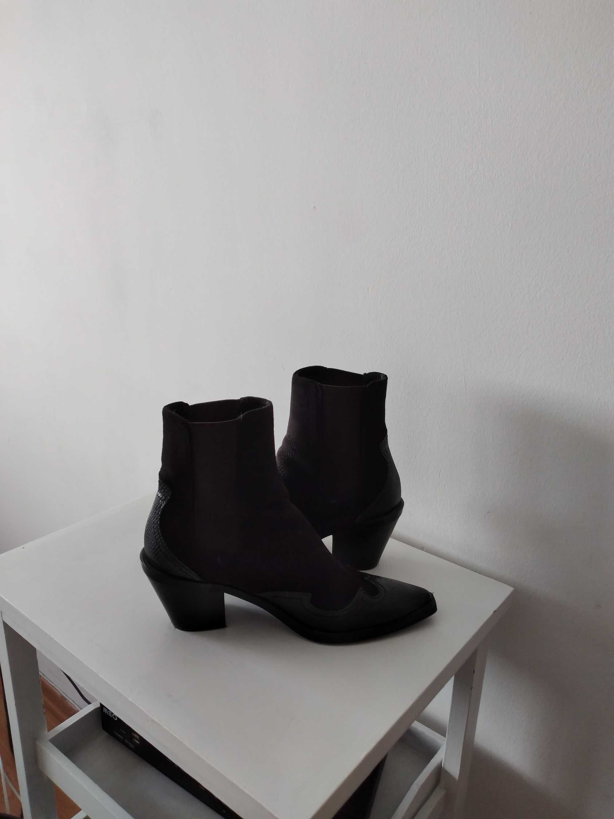 Botins cowboy em preto Stradivarius