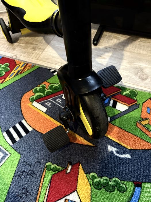 Слмокат, толкач з педалями