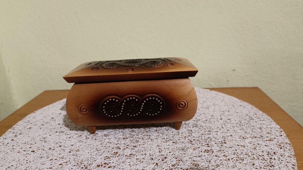 Дерев'яна шкатулка