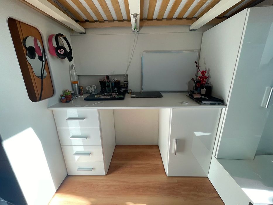 Świetne łóżko piętrowe z biurkiem i szafkami