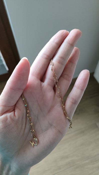 Złoty łańcuszek z zawieszką "W"