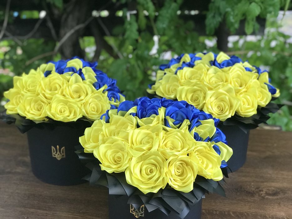 Композиція під замовлення на кладовище, алею слави, букети зі стрічок