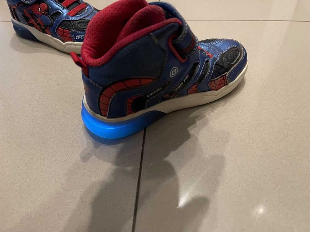 Buty chłopięce GEOX rozmiar 30 świecące Spiderman