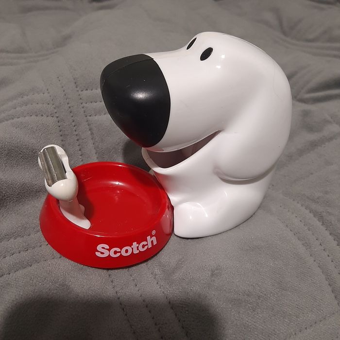 Podajnik na taśmę klejącą piesek