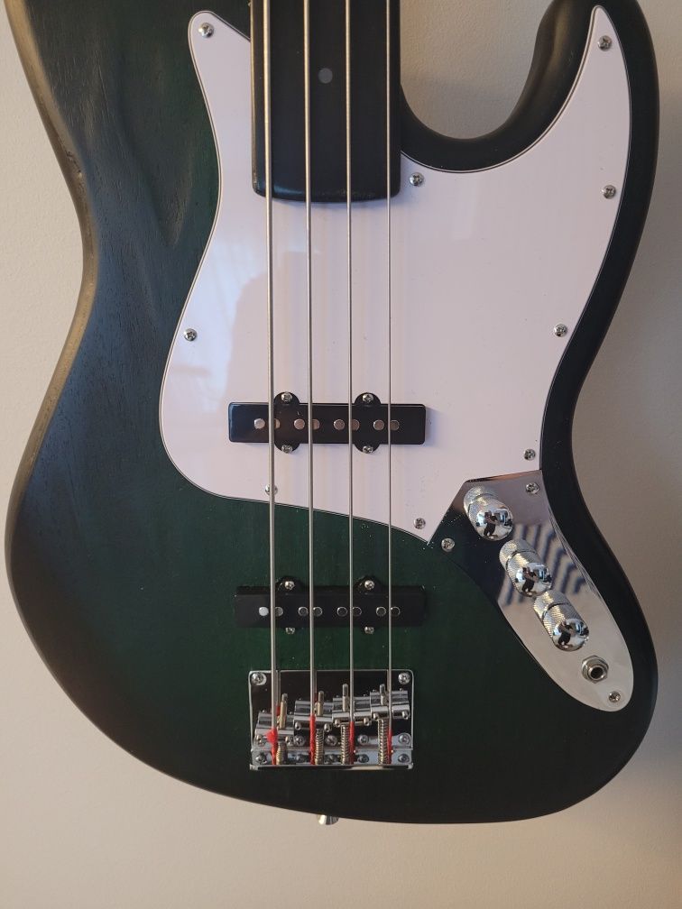 Bas bezprogowy DYI Harley Benton fretless unikat!