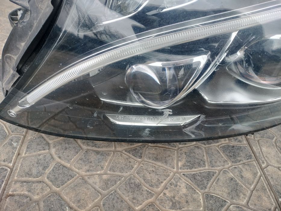 Farol esquerdo Mercedes Benz w205 com suporte reparado