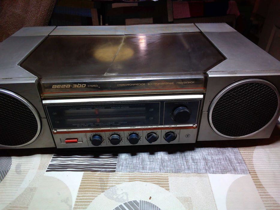 Продам магнитолу СССР Вега - 300, под реставрацию