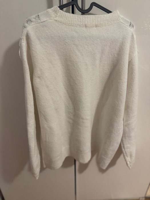 Biały sweter z koronką