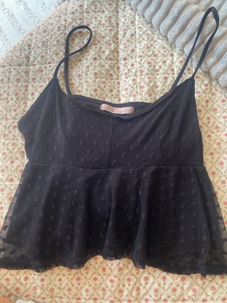 Top preto folhos Bershka