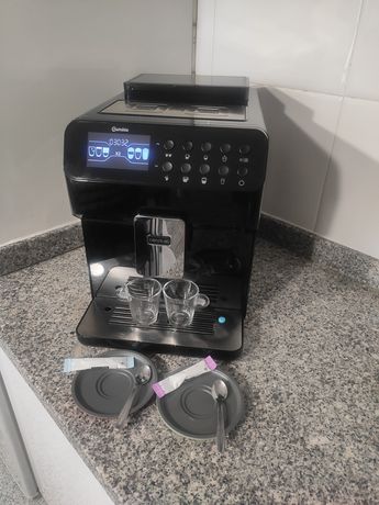 Máquina de Café com moinho incorporado
