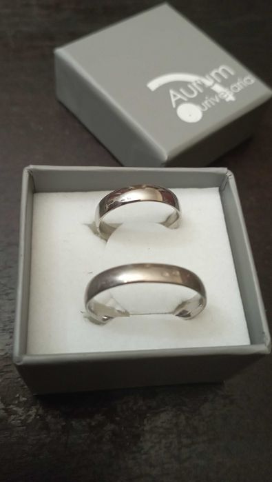 Par de alianças novas em prata, amendoadas e com contraste.