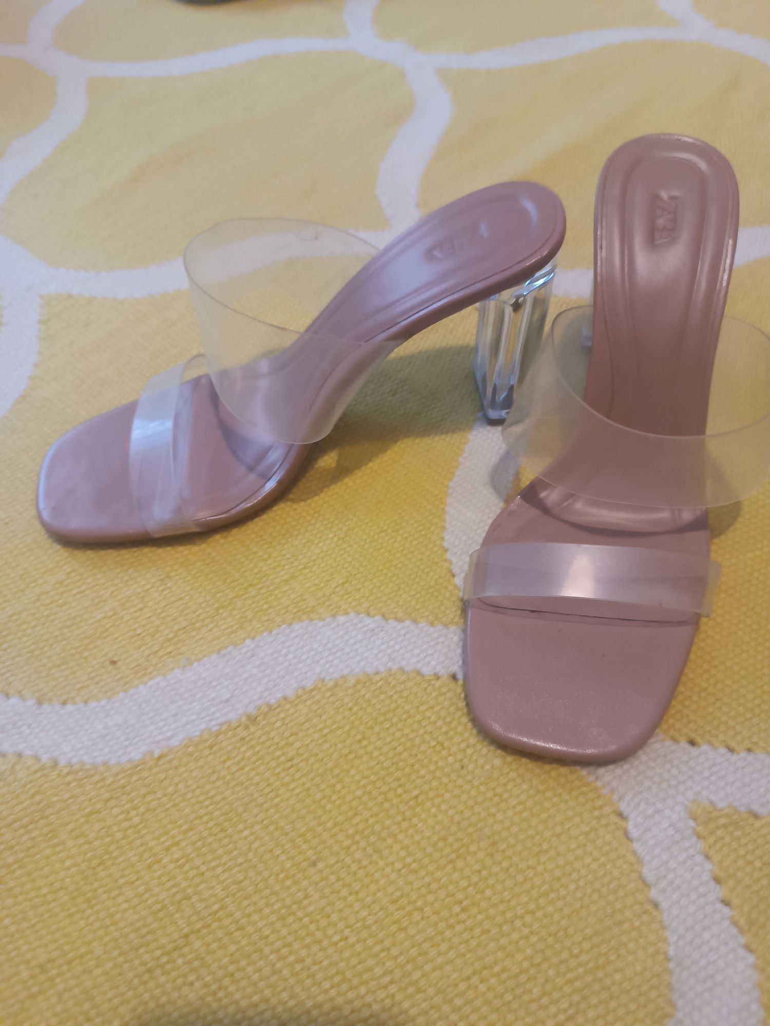 Sandálias transparentes Zara