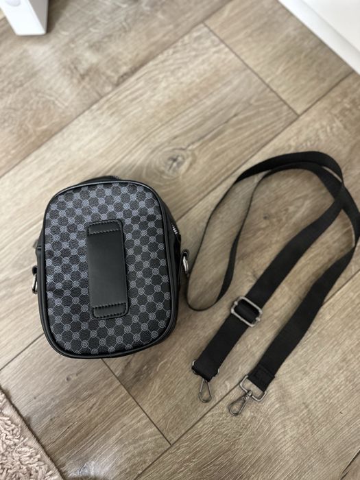 Мужская сумка в стиле Луи Витон, плечевая , с широким ремнем