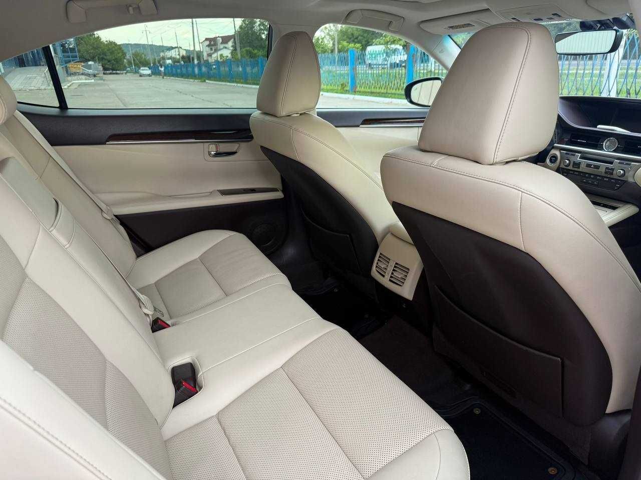 Lexus ES 300H 2016  (23.700$)
