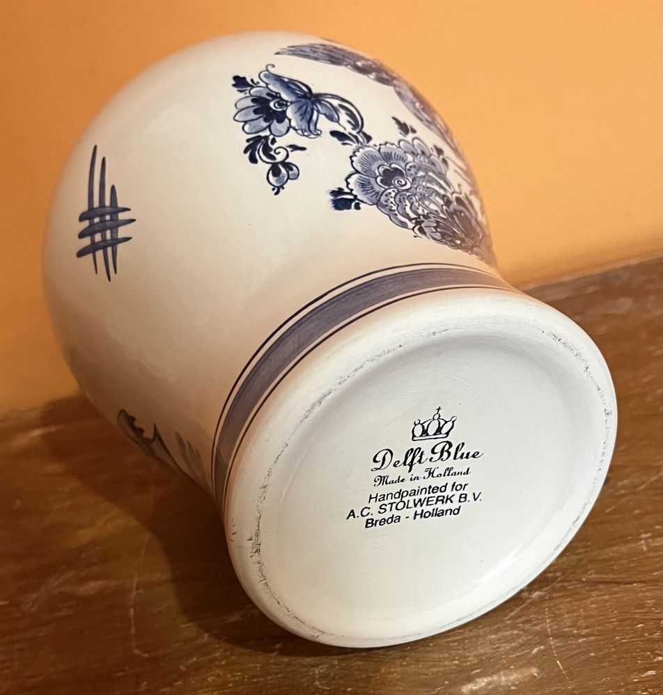 Delft Blue. Porcelanowa amfora, ręcznie malowana