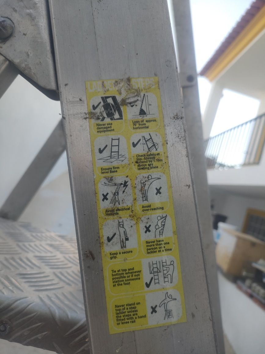Escadote com corrimão profissional