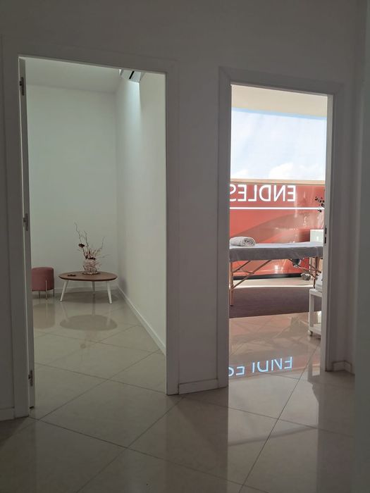 Gabinete com luz natural para arrendar