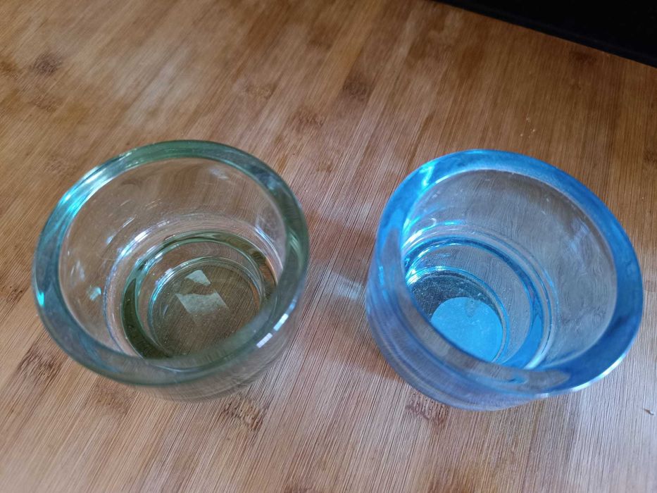 2 castiçais de vidro grosso - um verde e um azul