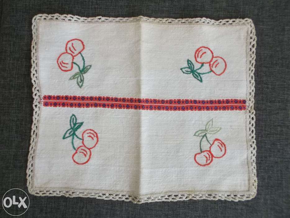 Paninho de linho bordado à mão com acabamento em crochet